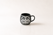 JAPANESE CERAMIC MUG | BLACK DARUMA | MINO WARE 美濃土産
