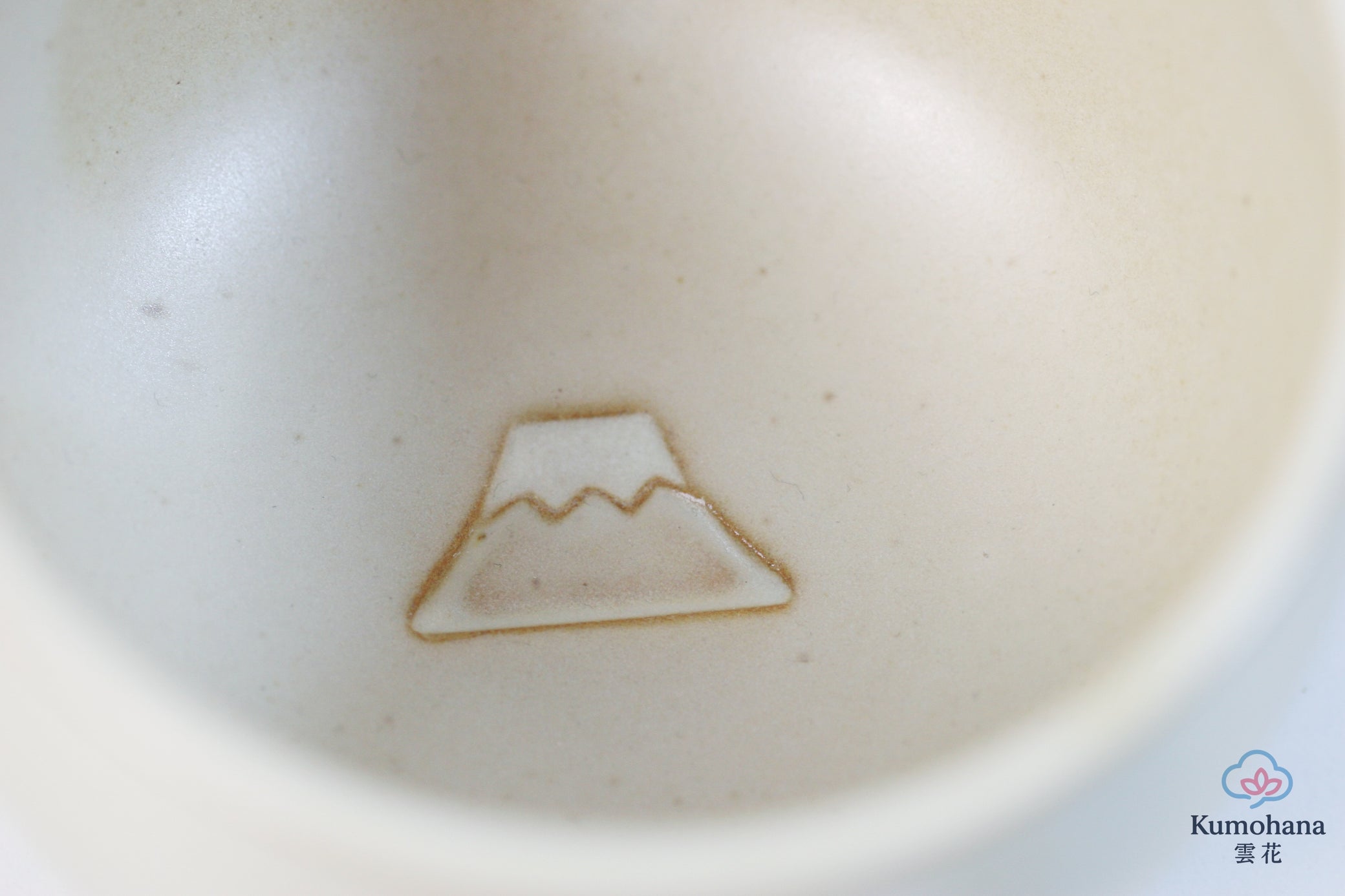 HANDMADE JAPANESE MATCHA BOWL | BEIGE MOUNT FUJI | TOHKEN-GAMA 陶謙窯