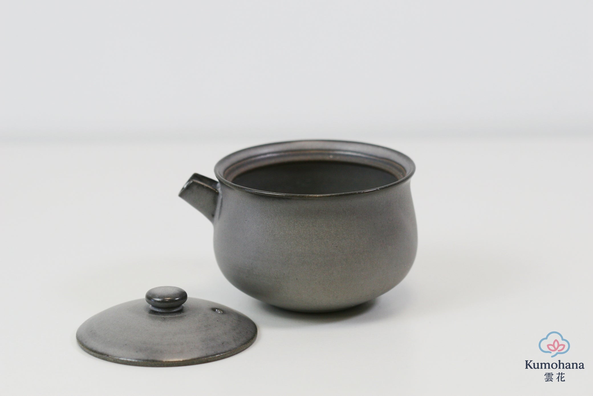 HANDMADE JAPANESE KATAKUCHI SAKE PITCHER | GREY | TOHKEN-GAMA 陶謙窯