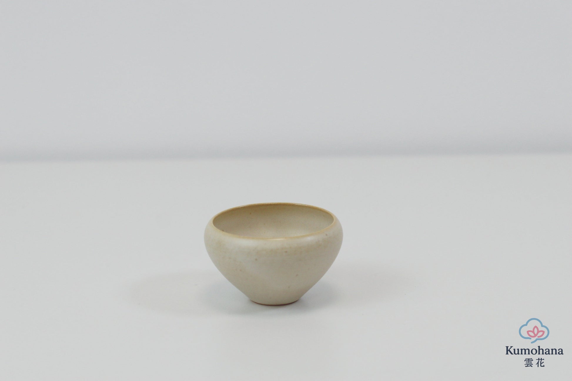 HANDMADE JAPANESE GUINOMI SAKE CUP | SMALL BEIGE |TOHKEN-GAMA 陶謙窯