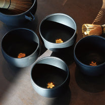 HANDMADE JAPANESE MATCHA BOWL | BLACK GOLDEN PLUM | TOHKEN-GAMA 陶謙窯
