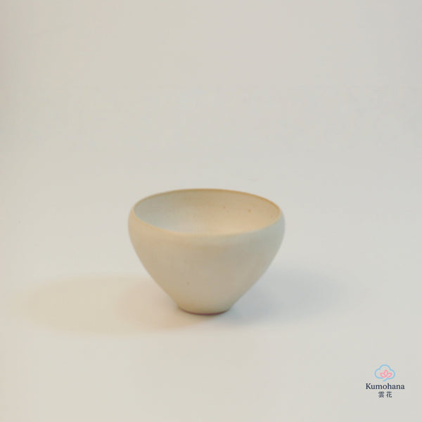HANDMADE JAPANESE GUINOMI SAKE CUP | LARGE BEIGE |TOHKEN-GAMA 陶謙窯