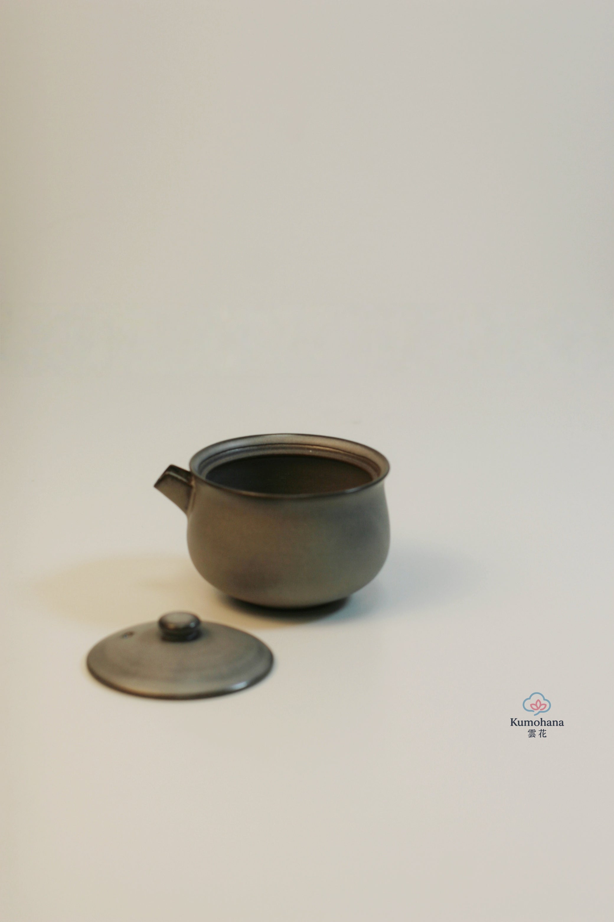 HANDMADE JAPANESE KATAKUCHI SAKE PITCHER | GREY | TOHKEN-GAMA 陶謙窯