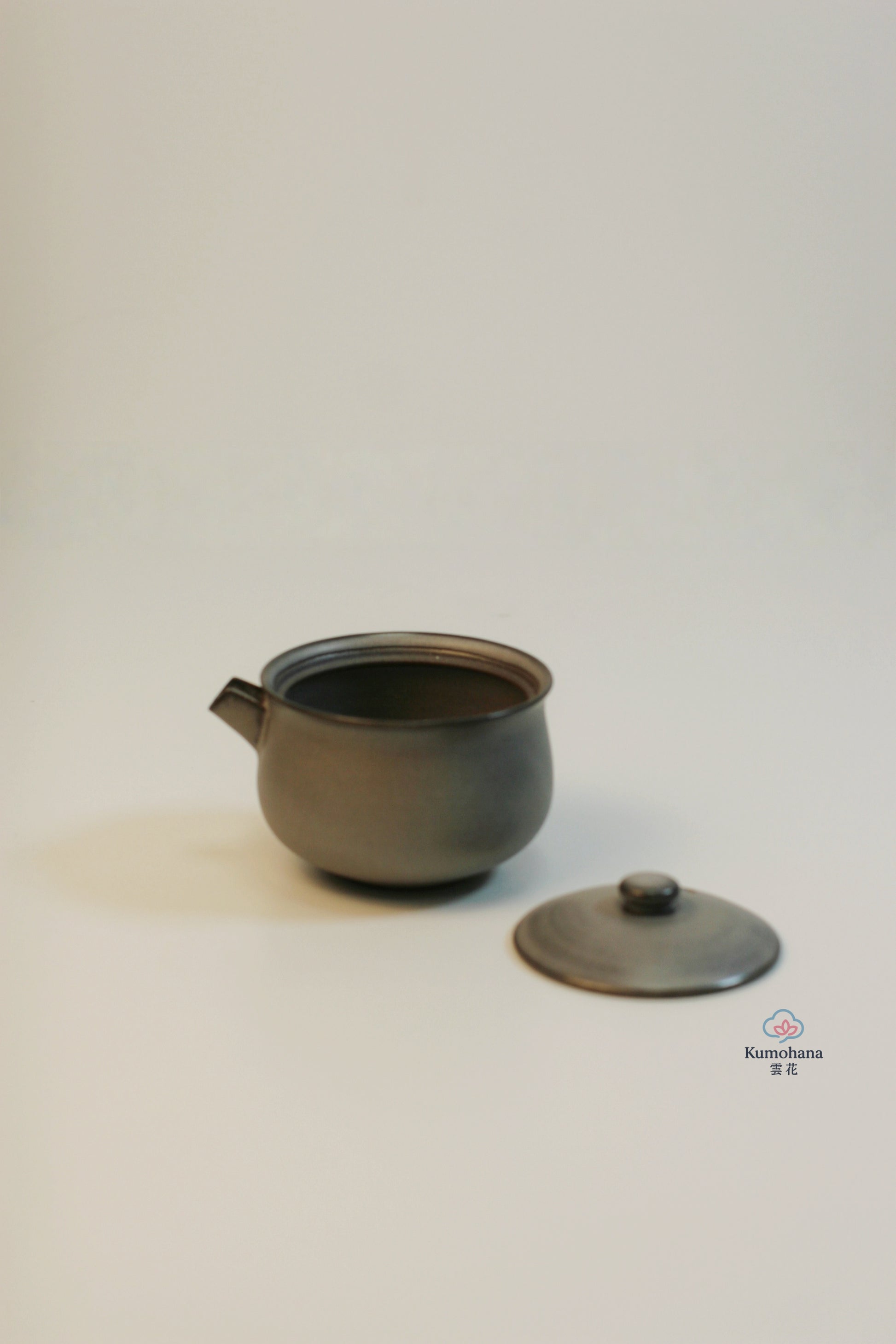 HANDMADE JAPANESE KATAKUCHI SAKE PITCHER | GREY | TOHKEN-GAMA 陶謙窯