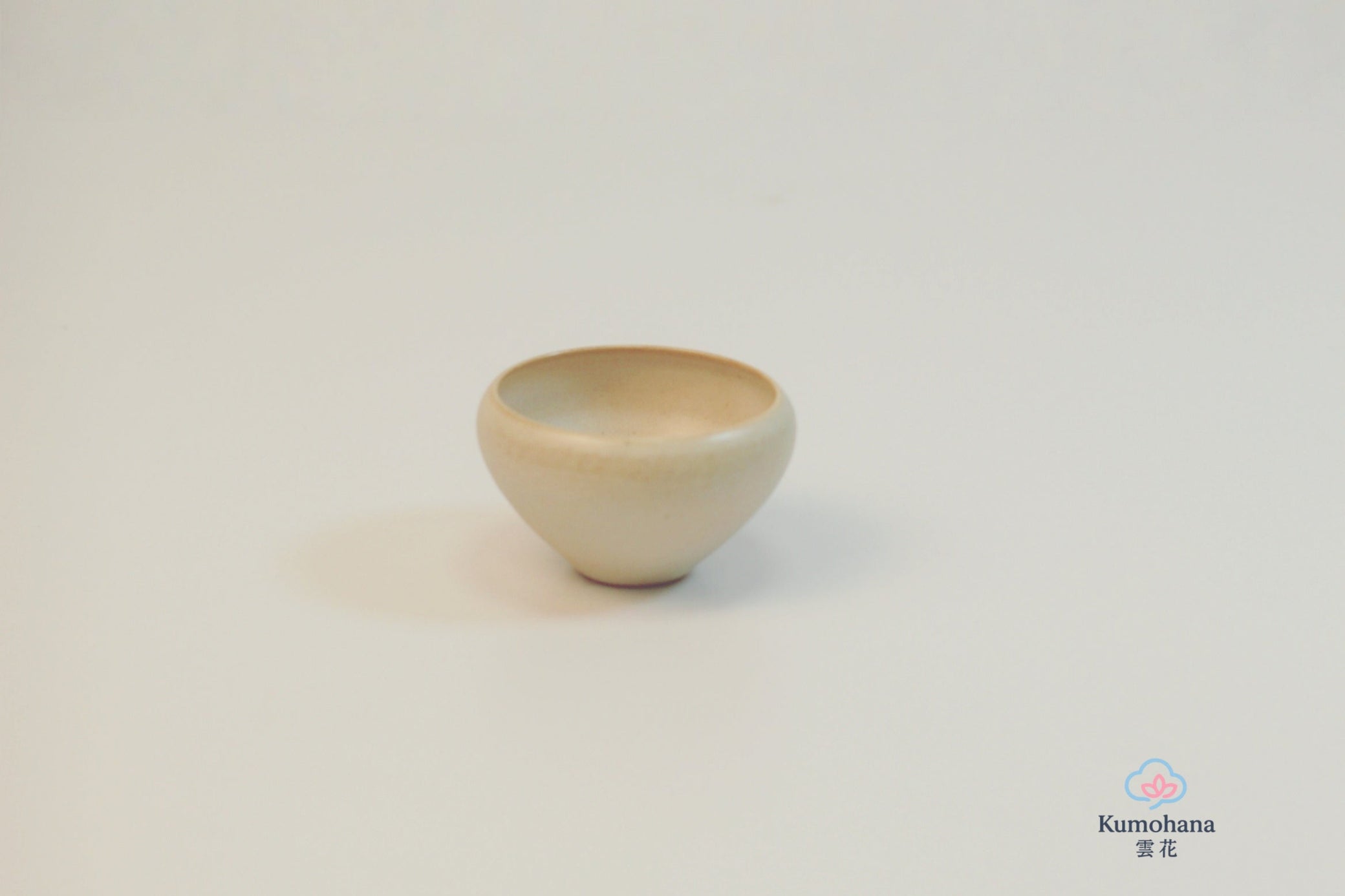 HANDMADE JAPANESE GUINOMI SAKE CUP | SMALL BEIGE |TOHKEN-GAMA 陶謙窯