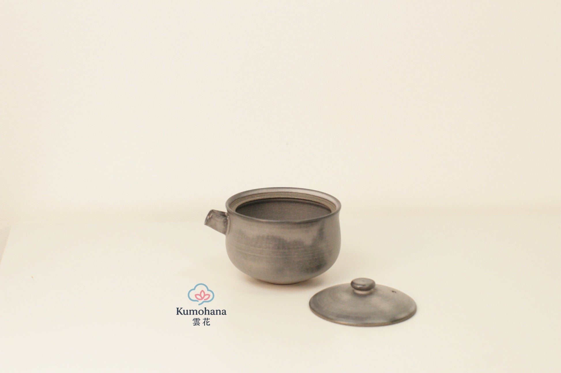 HANDMADE JAPANESE KATAKUCHI SAKE PITCHER | GREY | TOHKEN-GAMA 陶謙窯
