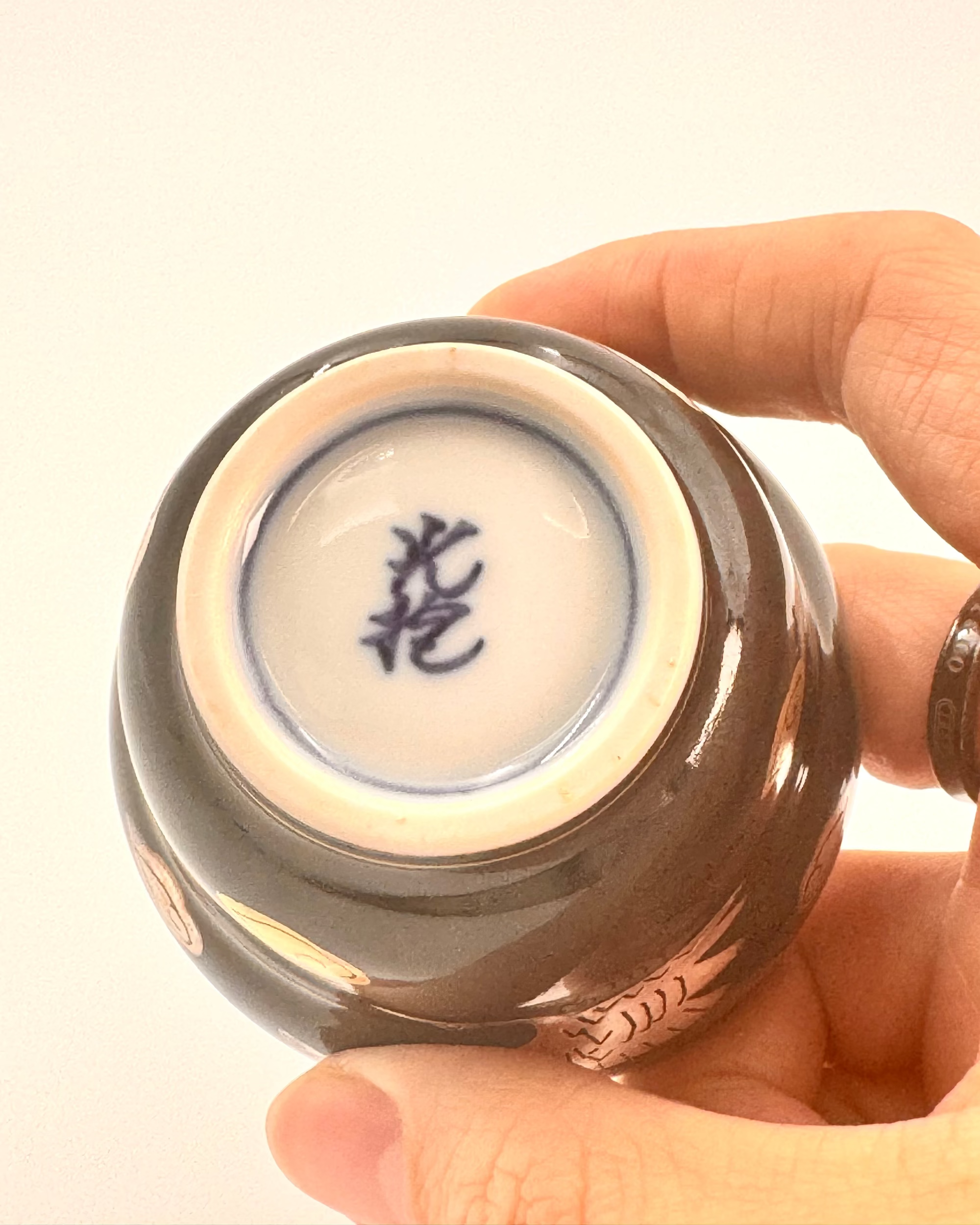 KIYOMIZU WARE SAKE CUP | KUROMAKI GOLD &amp; SILVER CRANES | 黒蒔金銀鶴 | NISHIKAWA