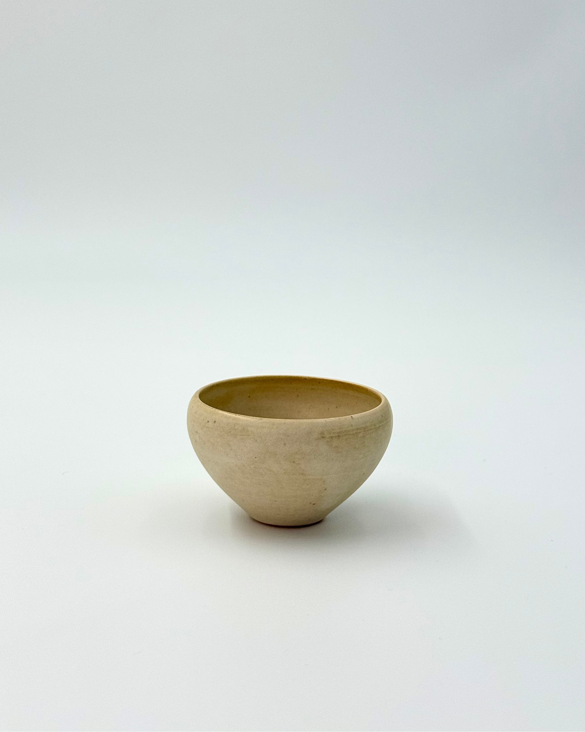 HANDMADE SMALL JAPANESE GUINOMI SAKE CUP | TOHKEN-GAMA 陶謙窯