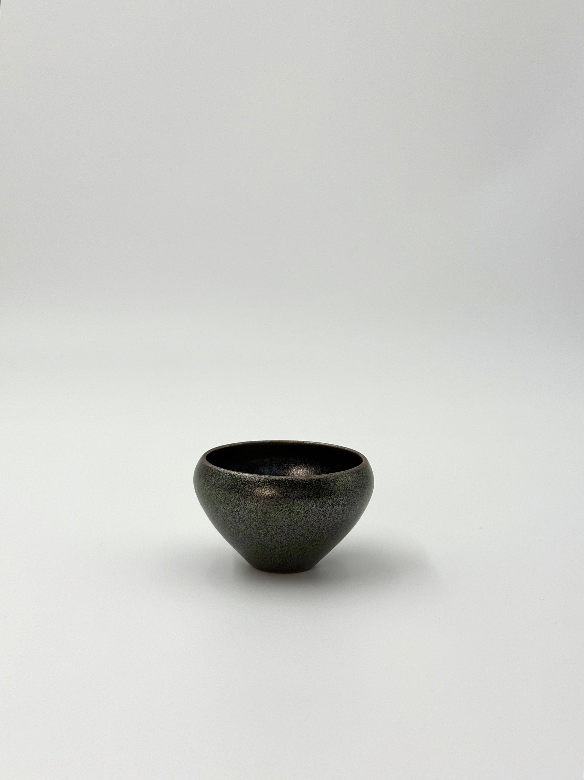 HANDMADE SMALL JAPANESE GUINOMI SAKE CUP | TOHKEN-GAMA 陶謙窯