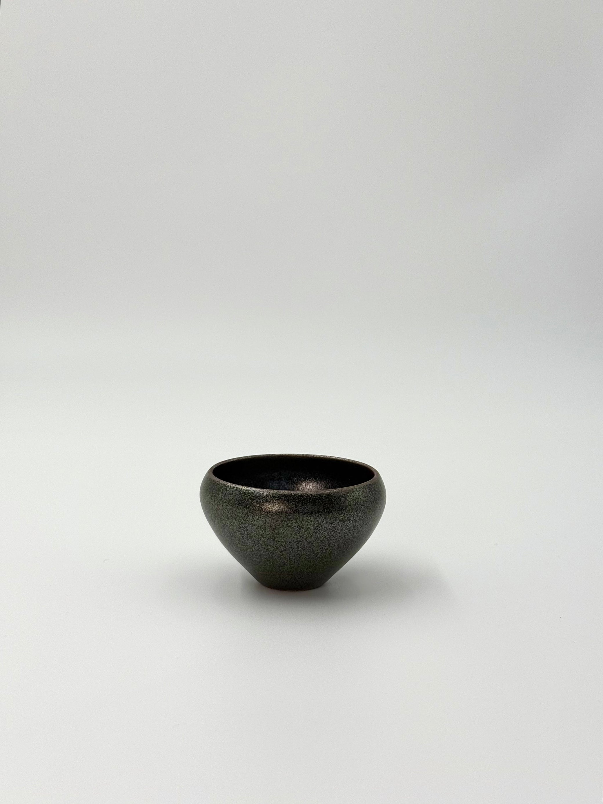 HANDMADE SMALL JAPANESE GUINOMI SAKE CUP | TOHKEN-GAMA 陶謙窯