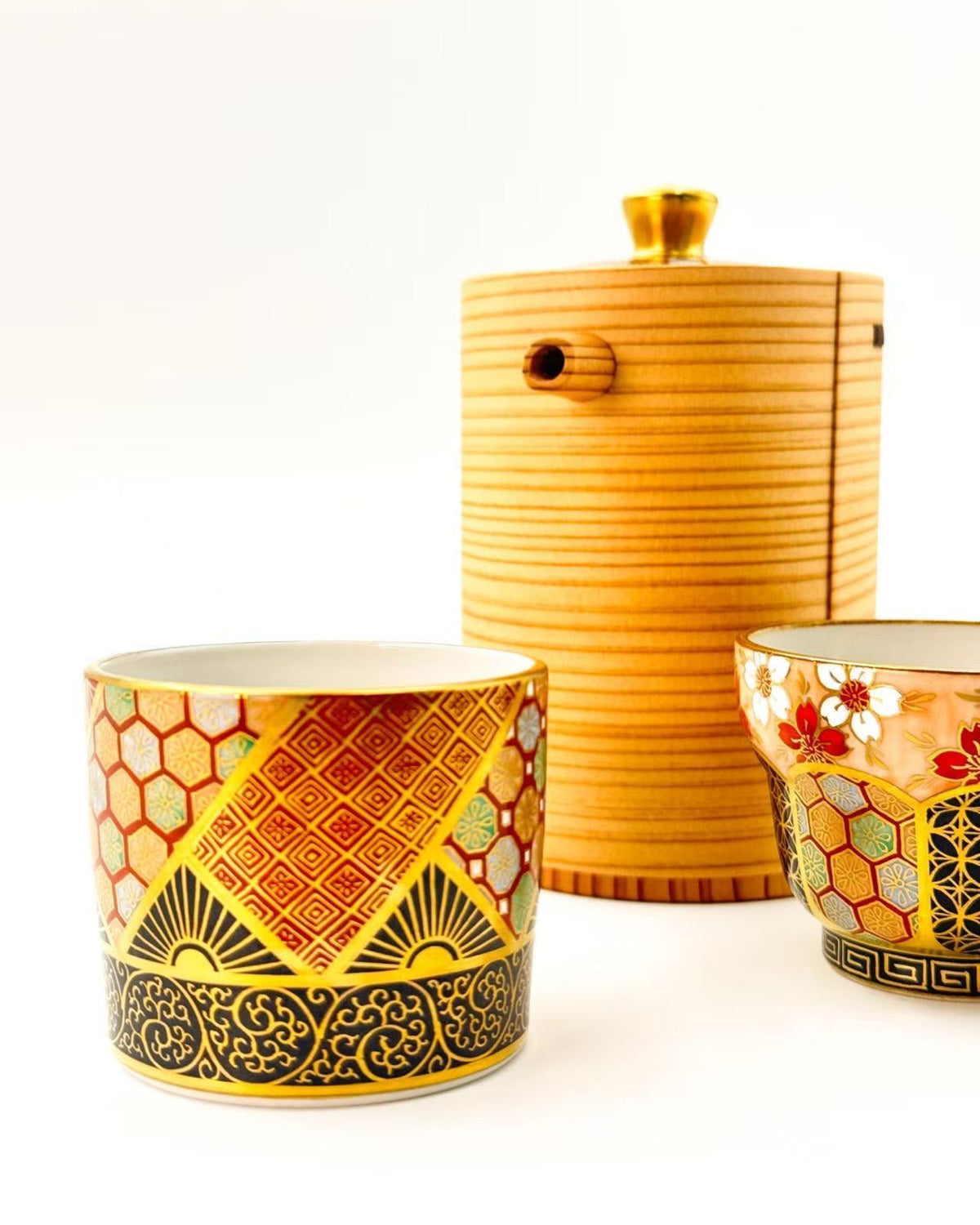 KIYOMIZU WARE SAKE SERVER | KINSAI NEJIRIKOMON X MAGEWAPPA 400ml 金彩捻小紋 X 曲げわっぱ | NISHIKAWA