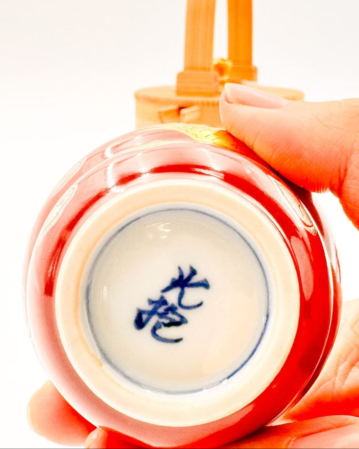 KIYOMIZU WARE SAKE CUP | AKAMAKI GOLD &amp; SILVER CRANES 赤蒔金銀鶴 | NISHIKAWA