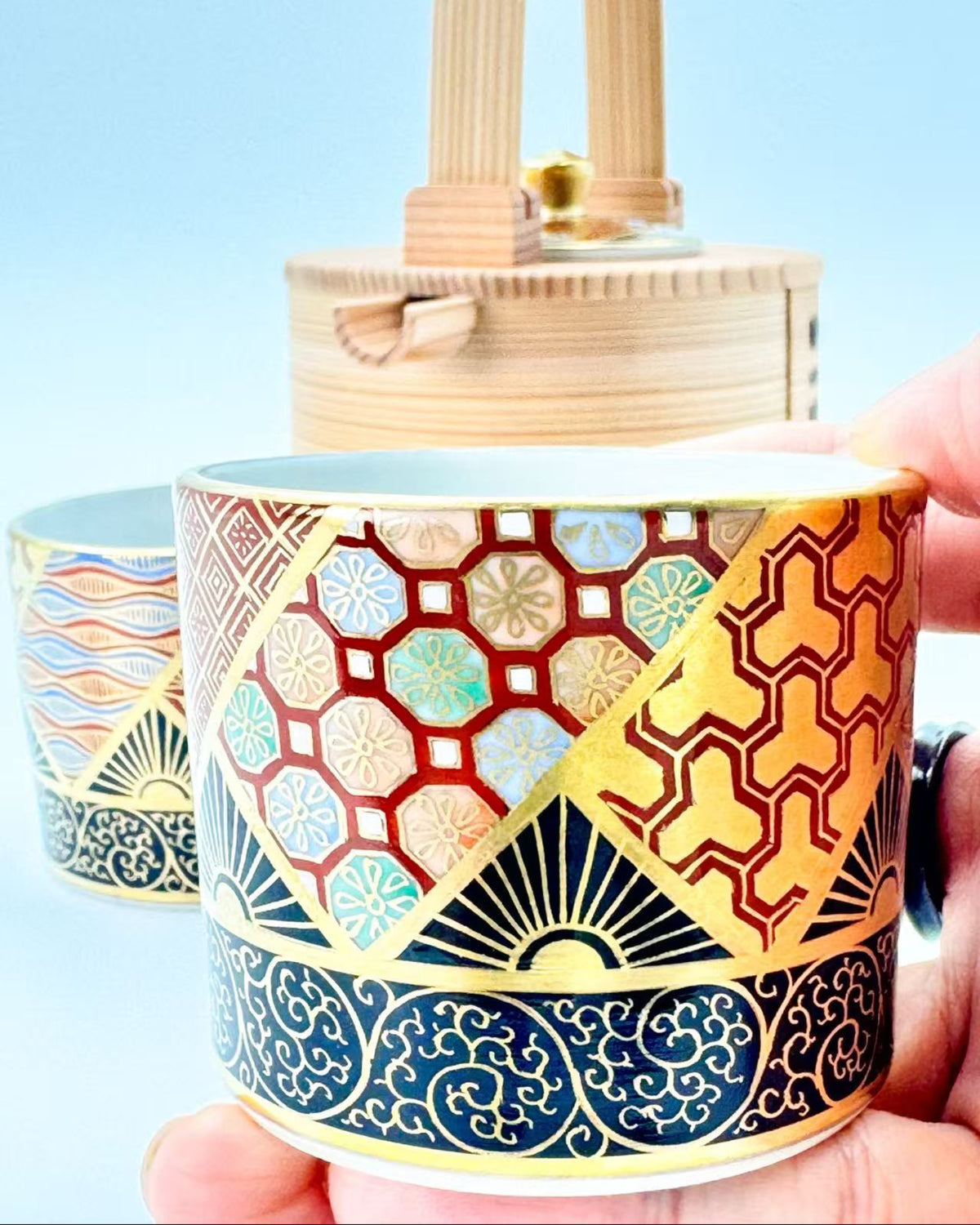 KIYOMIZU WARE SAKE CUP | KINSAI NEJIRIKOMON 金彩捻小紋 | NISHIKAWA