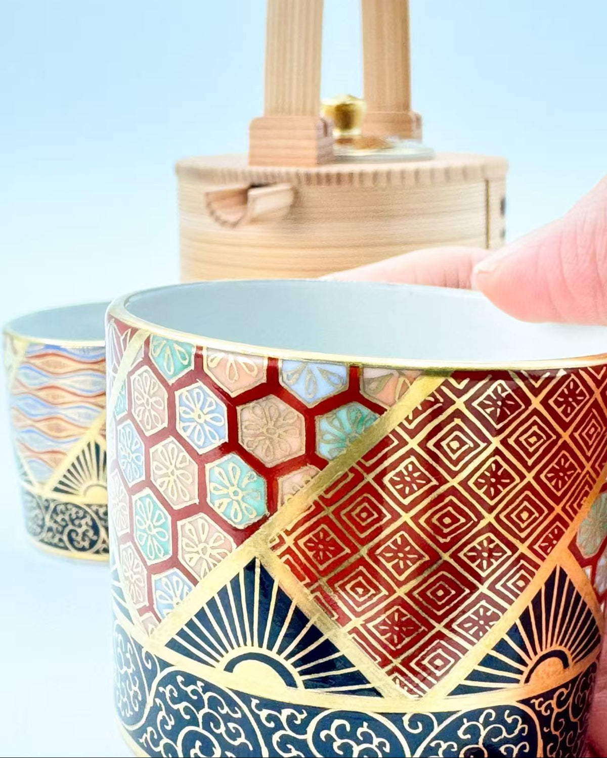 KIYOMIZU WARE SAKE CUP | KINSAI NEJIRIKOMON 金彩捻小紋 | NISHIKAWA