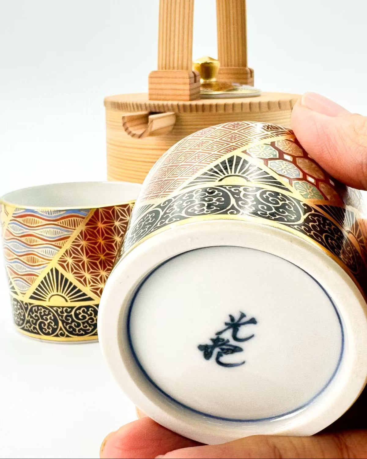 KIYOMIZU WARE SAKE CUP | KINSAI NEJIRIKOMON 金彩捻小紋 | NISHIKAWA