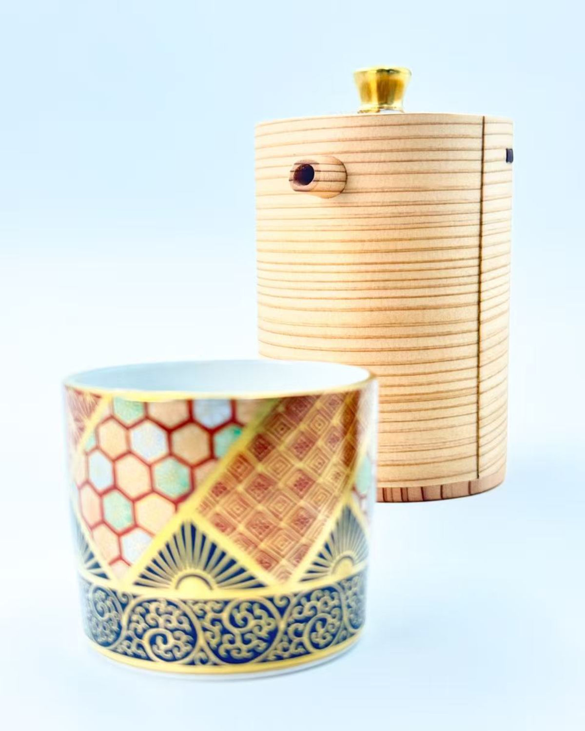 KIYOMIZU WARE SAKE SERVER | KINSAI NEJIRIKOMON X MAGEWAPPA 400ml 金彩捻小紋 X 曲げわっぱ | NISHIKAWA