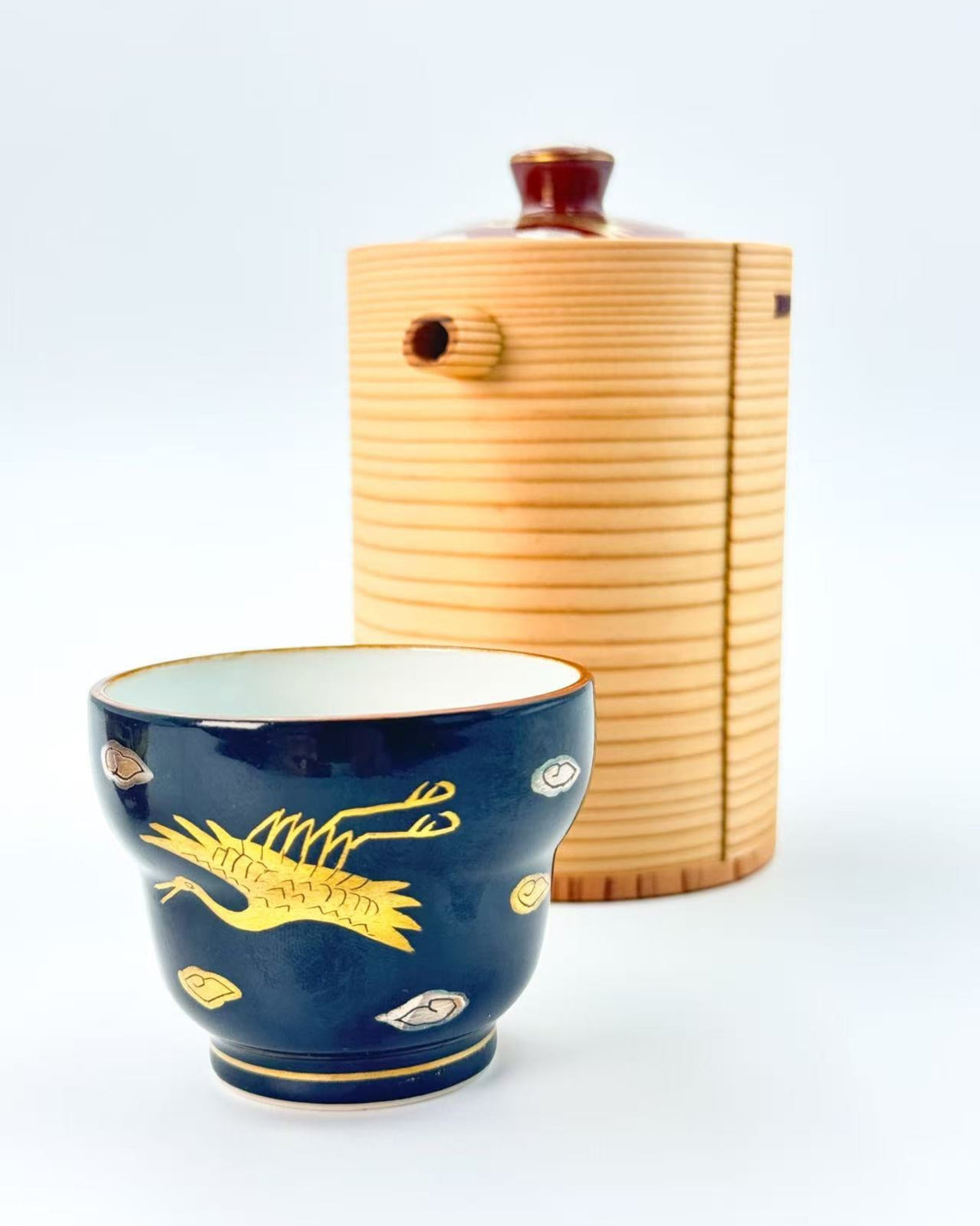 KIYOMIZU WARE SAKE SERVER | AKA MAKI KINGIN TSURU × MAGEWAPPA, 400ml 赤蒔金銀鶴 X 曲げわっぱ | NISHIKAWA