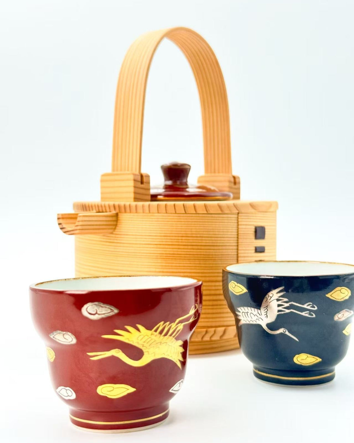 KIYOMIZU WARE SAKE SERVER | AKAMAKI GOLD &amp; SILVER CRANES × MAGEWAPPA 600ml 赤蒔金銀鶴 X 曲げわっぱ | NISHIKAWA